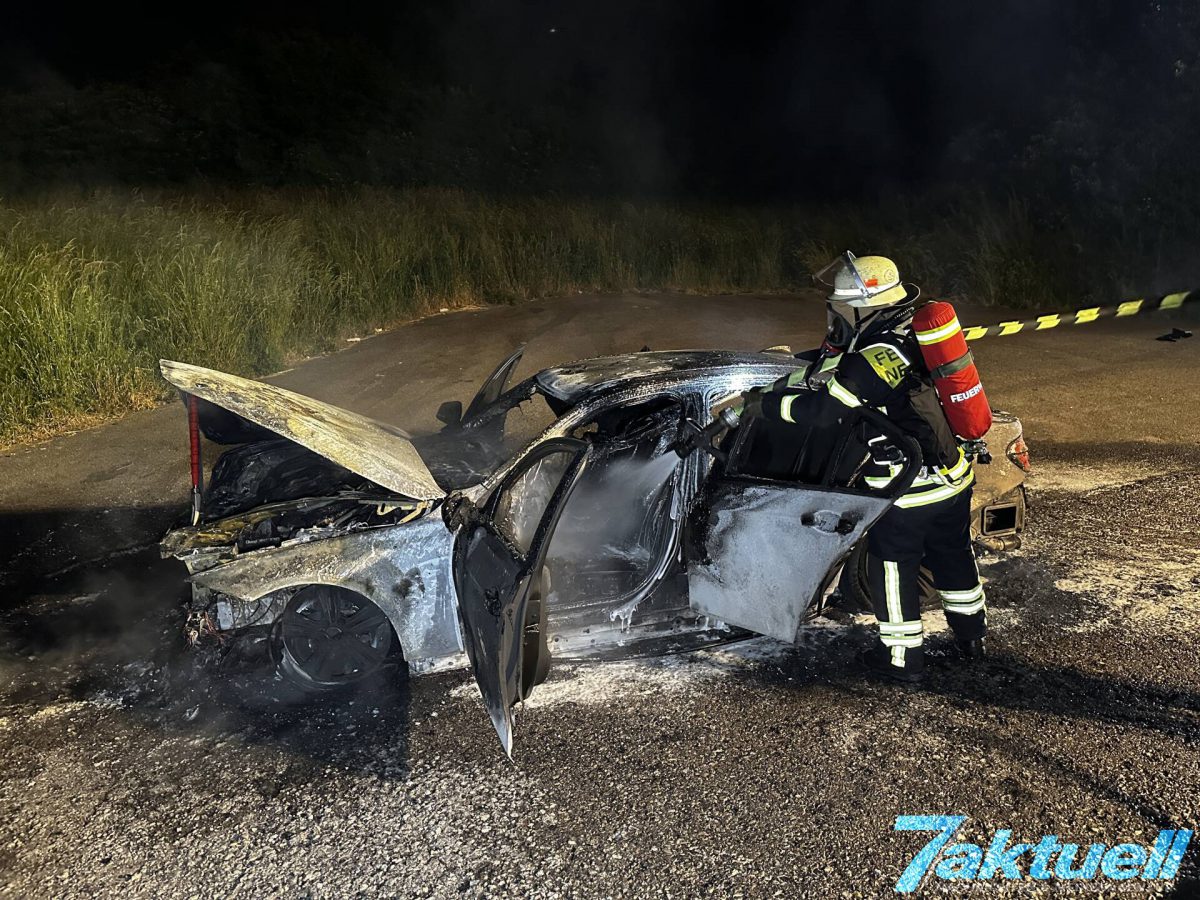 A8: BMW in Vollbrand in der Ausfahrt Esslingen - Feuerwehr Neuhausen löscht das Feuer - Ausfahrt gesperrt