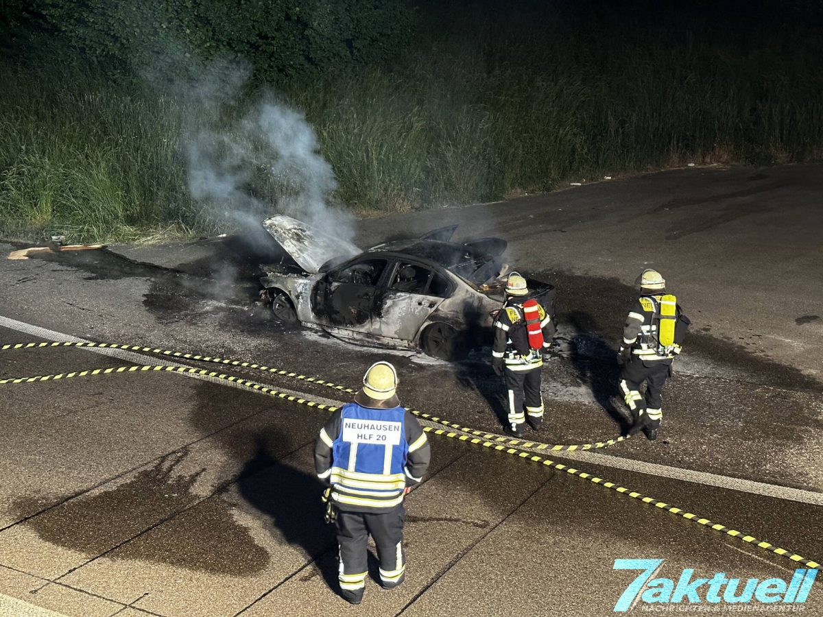 A8: BMW in Vollbrand in der Ausfahrt Esslingen - Feuerwehr Neuhausen löscht das Feuer - Ausfahrt gesperrt