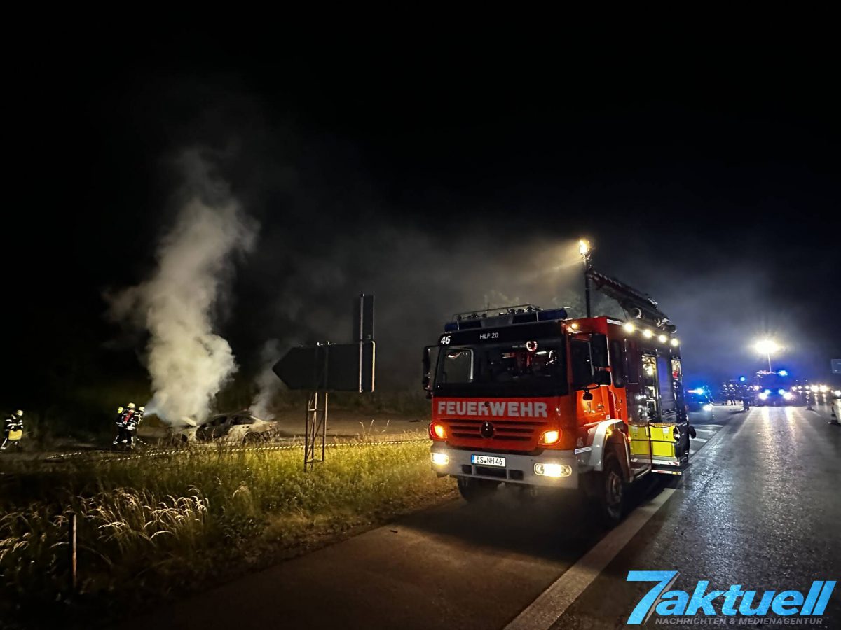 A8: BMW in Vollbrand in der Ausfahrt Esslingen - Feuerwehr Neuhausen löscht das Feuer - Ausfahrt gesperrt