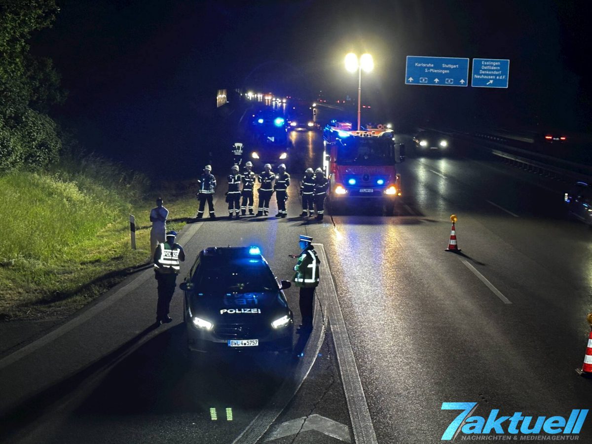 A8: BMW in Vollbrand in der Ausfahrt Esslingen - Feuerwehr Neuhausen löscht das Feuer - Ausfahrt gesperrt