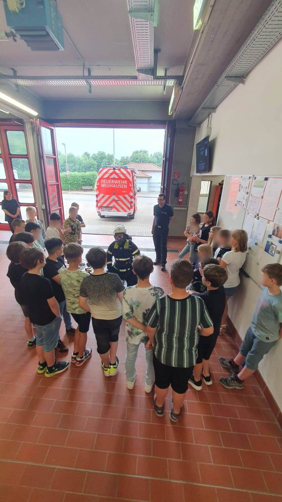 Am 9. April waren die beiden vierten Klassen der Anton-Walter-Schule zu Besuch bei der Feuerwehr Neuhausen. Die Brandschutzerziehung wurde von den aktiven Feuerwehrangehörigen Franziska Obergfell, Caroline Ernst, Thomas Ernst und Robin Inscher durchgeführt.