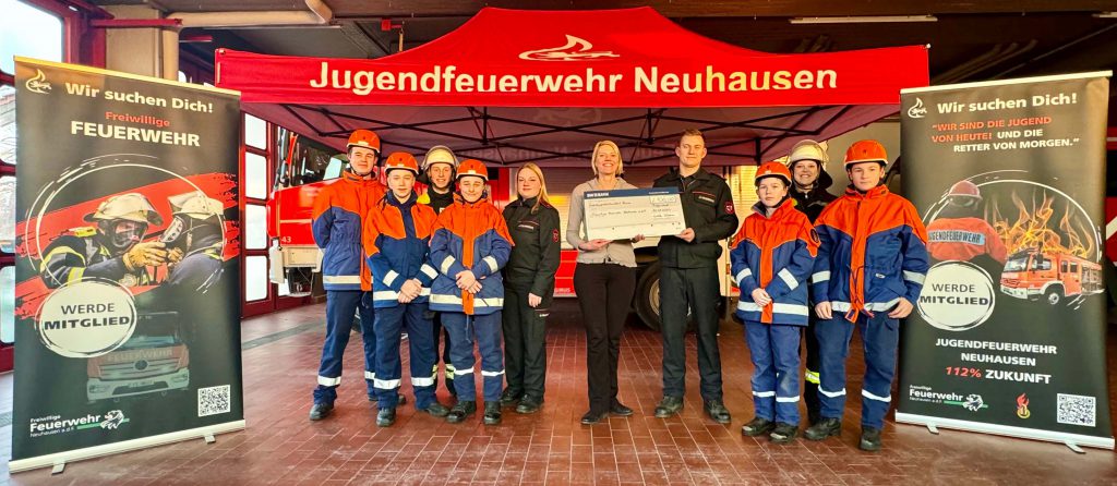 Am Samstag, den 14.10.2023 fand die Hauptübung der Feuerwehr Neuhausen auf dem Festplatz in der Schloßstrasse statt. Im Übungsszenario, das die Vizekommandanten Dirk Grüttjen und Frank Bayer ausgearbeitet hatten, wurde ein Verkehrsunfall mit fünf Fahrzeugen angenommen.